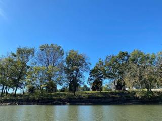 Riverfront Getaway Cabin #1 - Sleeps 4 - Stockton - 5