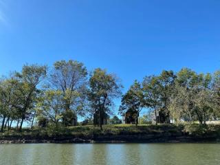 Riverfront Getaway Cabin #3 - Sleeps 4 - Stockton - 9