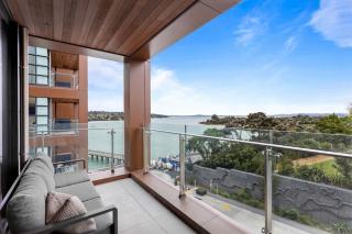 1BR with Balcony Free Parking & Close to Ferry - Auckland - 0