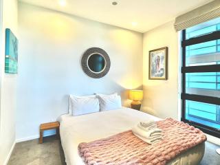 1BR with Balcony Free Parking & Close to Ferry - Auckland - 5
