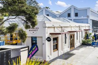 1BR with Balcony Free Parking & Close to Ferry - Auckland - 2