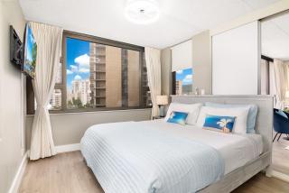 Waikiki retreat with ocean view, pool & beach access - 7