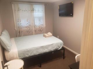 Orchard Room by the Airport - Shared Space - 5