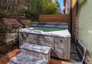 Four - River View Hot tub Luxurious Downtown Loft - Hood River - 9