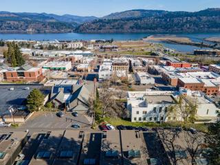 Four - River View Hot tub Luxurious Downtown Loft - Hood River - 8