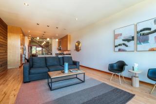 Four - River View Hot tub Luxurious Downtown Loft - 2