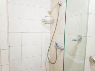 Comfort 1BR at Vida View Makassar Apartment By Travelio - Pampang - 2
