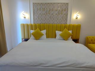 Couple friendly golden ambiance raahi sttay - Lucknow - 7