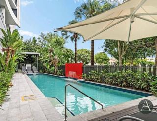 Spacious 4-Bedroom Apartment next to Harbour Town - Gold Coast - 0
