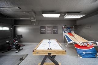 EPIC Group Stay Big Gameroom Bar Arcade Playroom - 4