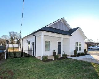 Modern Ranch Fenced Backyard - 6 mins to South End - Charlotte - 5