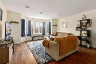 Newark Gem Pearl 3BR, 2BA - Sleeps 8 - Walk to Prudential Center and Newark Penn Station, Near EWR and American Dream Mall, includes WiFi - Laundry - Backyard - Gym - Newark - 0