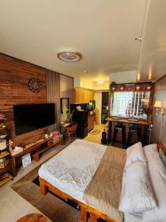 Modern Rustic Unit in front of Mall and near NAIA Terminal - Manila - 1