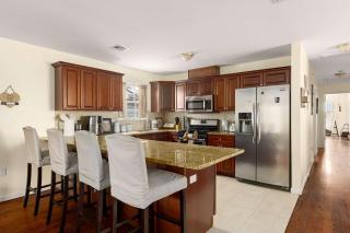 Newark Gem Pearl 3BR, 2BA - Sleeps 8 - Walk to Prudential Center and Newark Penn Station, Near EWR and American Dream Mall, includes WiFi - Laundry - Backyard - Gym - Newark - 5