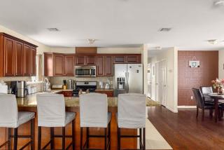 Newark Gem Pearl 3BR, 2BA - Sleeps 8 - Walk to Prudential Center and Newark Penn Station, Near EWR and American Dream Mall, includes WiFi - Laundry - Backyard - Gym - Newark - 7