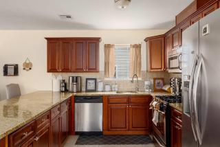 Newark Gem Pearl 3BR, 2BA - Sleeps 8 - Walk to Prudential Center and Newark Penn Station, Near EWR and American Dream Mall, includes WiFi - Laundry - Backyard - Gym - Newark - 4