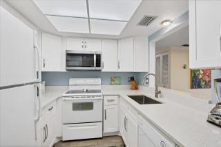 Anchorage Resort 2 Bedroom Condo 2nd Floor Community Pool 0883 - Siesta Key - 9