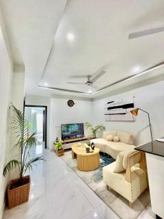 Cozy Opal-1BHK with amazing view & GYM & POOl - Lahore - 1