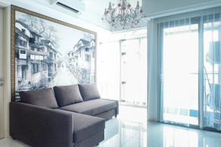 Vibrant Luxurious 1BR Apartment at La Riz Supermall Mansion By Travelio - Surabaya - 2