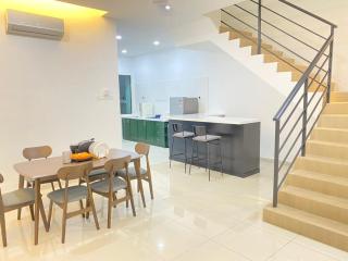 Chicken Little 4-bedroom home with free parking! Available for Business Trip - - 8