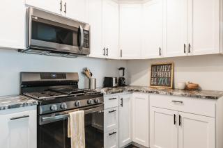 New King Suite with Rain Shower-Walk to Downtown, Lake & Eateries - Austin - 2