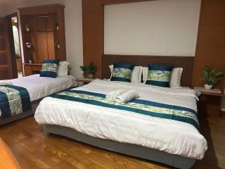 Riverbank Suites - River View Level 11, Sleeps 7 - Kampung Boyan - 0