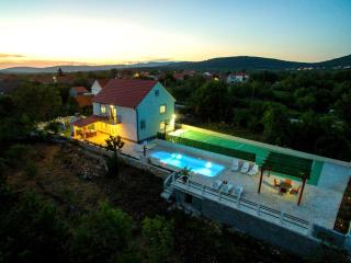 Luxury Villa with Heated Pool - Lovreć - 8