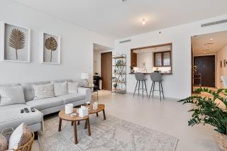 Stylish 1BR with Pool, Gym, BBQ Area & Playground - 3