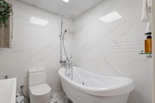 High Floor Upgraded 2BR in JLT - Walk to Lake Park - 3