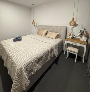 Décembre House - 24hrs Self Check-in shared home-style accommodation in Belmont Central - 5