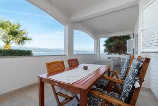 Geräumige Ferienwohnung in Arbanija mit Großem Balkon und Meerblick - Trogir - 0