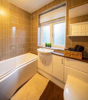 Cozy Contractor 5 bedroom 2bath home WIFI Parking SMART TV - Bristol - 5