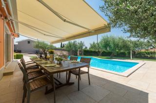 Villa mit Pool, Jacuzzi und großem Garten unweit von Porec, bis 12 Personen - Poreč - 5
