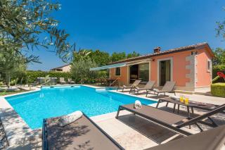Villa mit Pool, Jacuzzi und großem Garten unweit von Porec, bis 12 Personen - Poreč - 4