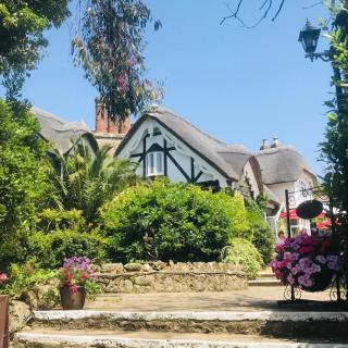 Enchanting 4 Bedroom Cottage Apartment - 0