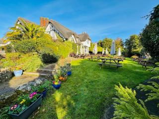 Enchanting 4 Bedroom Cottage Apartment - 9