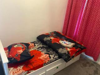 Rooms in a home, walking distance to tube station - Dagenham - 0