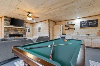 Outdoor Fireplace TV Hot Tub Pool Table Arcade - Mineral Bluff - 6