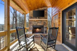 Outdoor Fireplace TV Hot Tub Pool Table Arcade - Mineral Bluff - 4