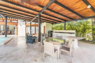 Bungallow with 3BR pool and bbq in Green Village - 0