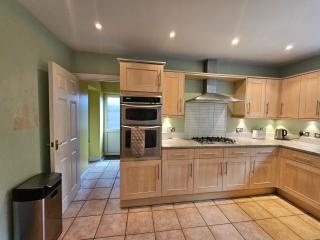 Cosy Home With Garden & Driveway, 6min To Airport - 3