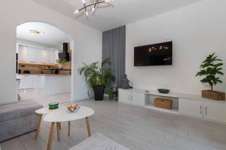 Azuris - Modern Sea View Apartment, Steps from the Center and Beach - 1