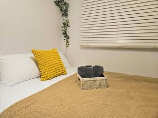 Hongdae 5 minutes, Sangsu Station 2 minutes, Maximum 6 people, 3 queen beds, Free luggage storage - Seul - 3