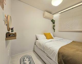 Hongdae 5 minutes, Sangsu Station 2 minutes, Maximum 6 people, 3 queen beds, Free luggage storage - Seul - 8