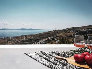 CHARMING 2BR Hilltop Serenity Suite, Lively Greek Village - Triandáros - 0