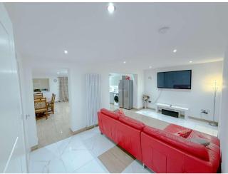 Stunning 5 Bedroom House with Spacious Rooms and Amenities - - 0