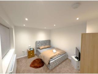Stunning 5 Bedroom House with Spacious Rooms and Amenities - - 3