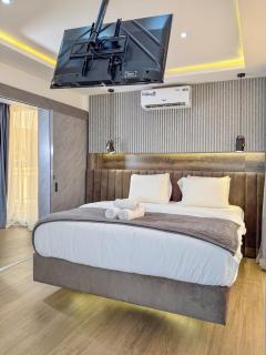 The Penthouse at The Courtyard by GidiStays - Ilado - 2