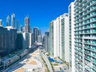 Luxury Stay at DAMAC Majestine With Balcony & Views - 1