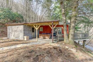 Hot Tub and Mountain Views Waynesville Retreat! - 0